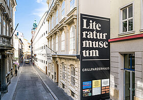 Straße mit Gebäuden, auf dem rechten Haus steht "Literaturmuseum"
