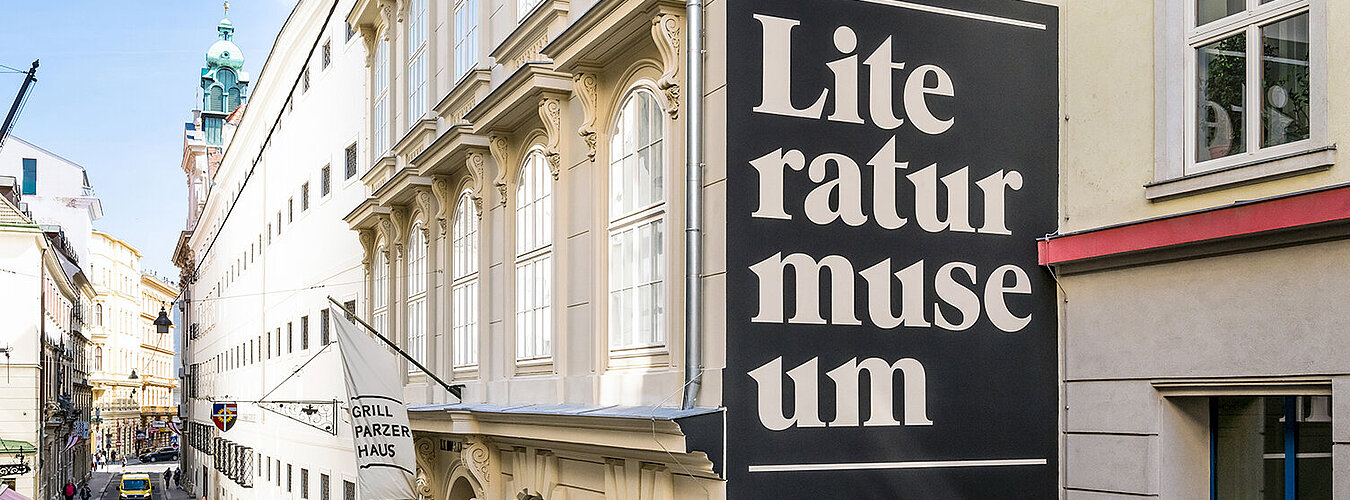 Straße mit Gebäuden, auf dem rechten Haus steht "Literaturmuseum"