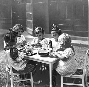 FotografIn unbekannt, Montessorischule in Wien 10, Trostraße 98: Kinder bei der „Küchenarbeit“, um 1930