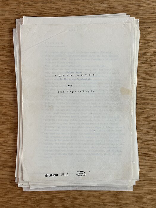 Papierstapel mit getipptem Text.