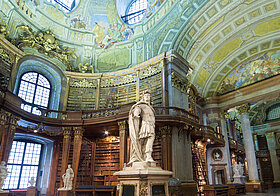 Statue von Karl VI. im Zentrum eines barocken Bibliothekssaal