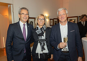 Drei Menschen posieren für ein Foto.