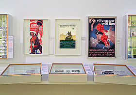 Vitrinen mit Plakaten im Esperantomuseum.