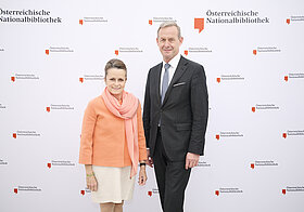 Zwei Menschen posieren für ein Foto. 