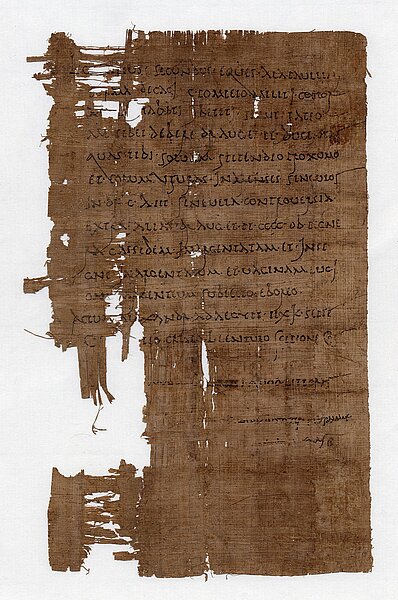 Stück Papyrus mit Löchern