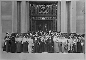 Generalversammlung des Bundes Österreichischer Frauenvereine vom 13. bis 17. Mai 1911 vor dem Portal der Handelskammer in Wien, Stubenring 8-10
