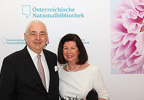 Zwei Personen posieren für ein Foto.