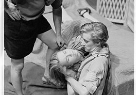 Oskar Werner auf der Bühne mit dem Reegisseur und einer Schauspielerin in seinen Armen