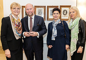 Vier Menschen posieren für ein Foto