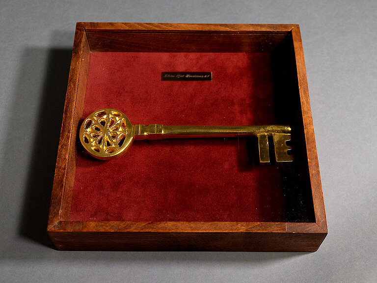 Goldener Schlüssel in rot ausgelegter Box
