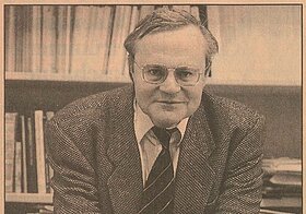 Wendelin Schmidt-Dengler an einen Stuhl gelehnt, im Hintergrund ein Bücherregal