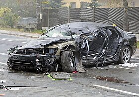 Verunfalltes Auto, die Türen an der Fahrerseite fehlen.
