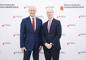 Zwei Menschen posieren für ein Foto.