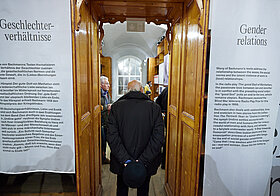 Gruppe schaut sich eine Ausstellung an.