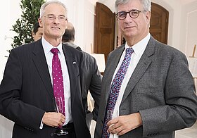 Zwei Menschen posieren für ein Foto.