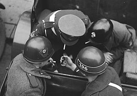 Vier alliierte Soldaten im Jeep bei einer Zigarettenpause von oben fotografiert 