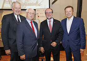 Vier Personen auf Event.