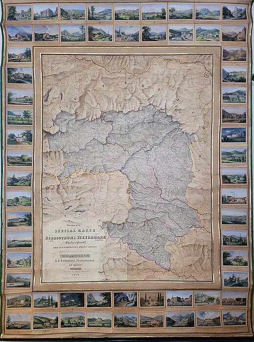 Landkarte mit blau markierter Fläche, rundherum Fotos von Landschaften