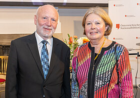 Ein Mann und eine Frau stehen nebeneinader