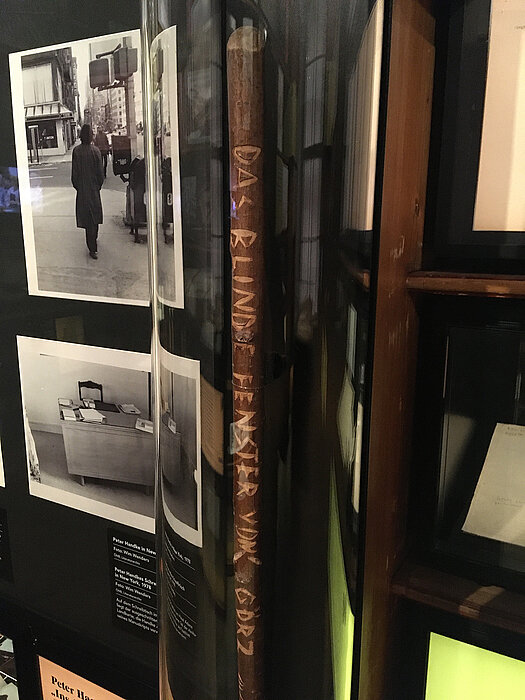 Foto von Wanderstock mit eingeritztem Schriftzug: "Das blinde Fenster von Görtz"