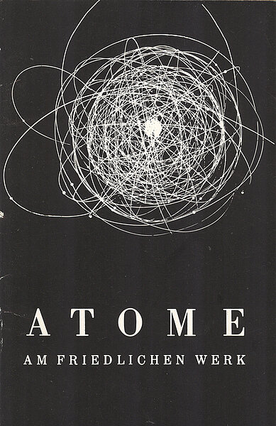 Weißes Atom gezeichnet auf Schwarz. darunter steht "Atome - Am friedlichen Werk"