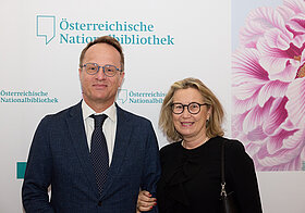 Zwei Personen posieren für ein Foto. 