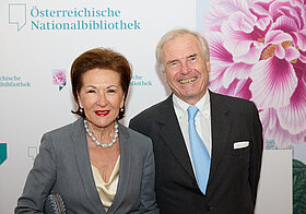 Zwei Personen posieren für ein Foto.