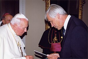 Papst Johannes Paul II. mit dem damaligen Generaldirektor Dr. Johann Marte