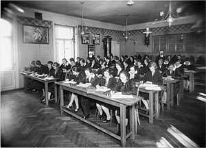 FotografIn unbekannt, Mädchen in der Klosterschule, um 1925
