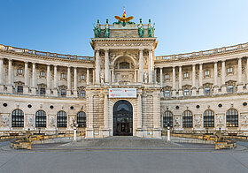 Prächtiges Gebäude mit goldenem Adler am Dach