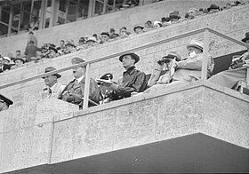 Blick in die Ehrenloge des Berliner Olympiastadions: 2.v.r. Hermann Göring, mit Fernglas Joseph Goebbels, 3.v.l. Adolf Hitler