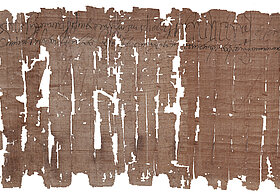 Länglicher Papyrus, nur oberes Viertel ist beschrieben.