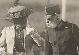 Franz Joseph I. und Katharina Schratt bei einem Spaziergang; Foto von Arthur Floeck um 1895