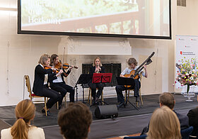 Musikerinnen auf Bühne.