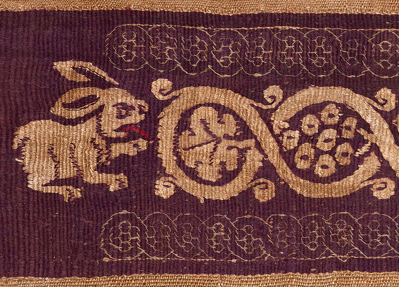 Detail einer Borte mit dionysischen Motiven, Lila mit Hase