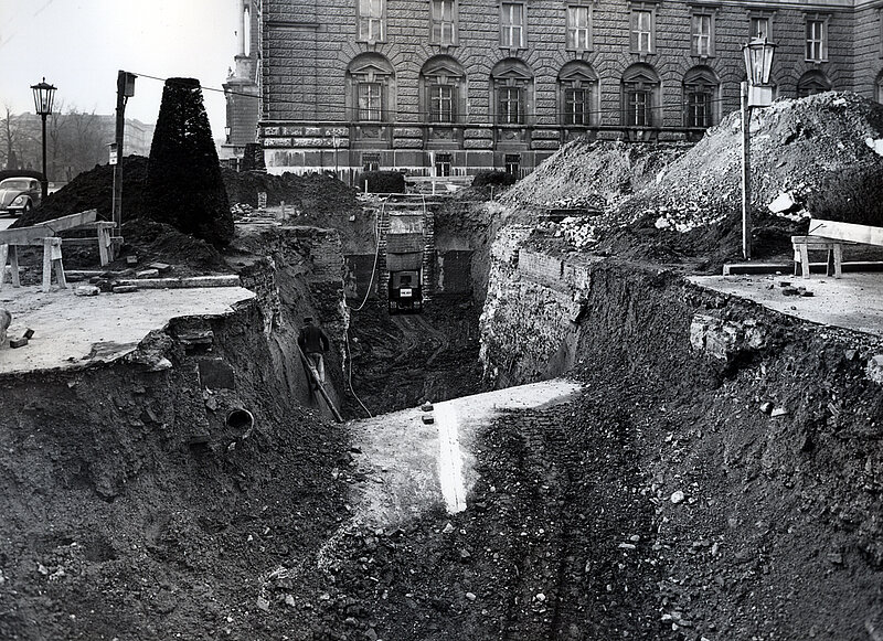 Ausgrabungen vor Gebäude, schwarz-weiß