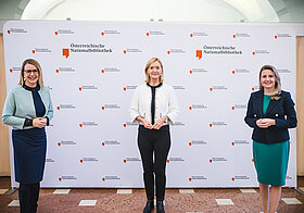 Bundesministerin Dr. Margarete Schramböck und Bundesministerin MMag. Dr. Susanne Raab überreichen Generaldirektorin Dr. Johanna Rachinger die Urkunde zum equalitA-Gütesiegel