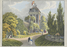 Spaziergänger*innen in einem grünen Park mit hohem Turm.