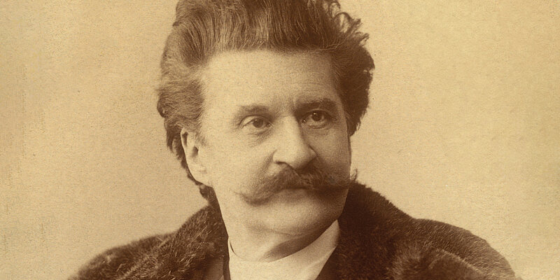 Altes Portraitfoto eines Mannes mit Schnurrbart.