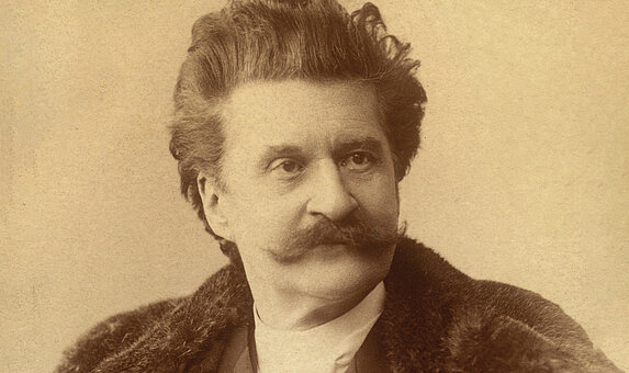 Altes Portraitfoto eines Mannes mit Schnurrbart.