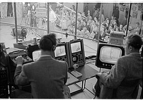 Zwei Redakteure und Monitore im Studio