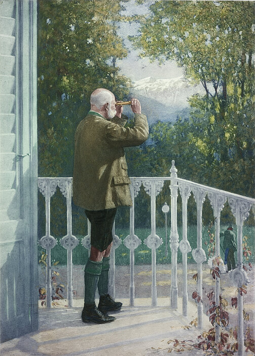 Foto aus dem Jahr 1910. Eine Person steht auf einem Balkon und blickt mit einem Fernglas in einen Wald.