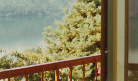 Foto von Blick aus dem Fenster auf Bergsee.