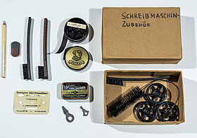Schreibmaschinenzubehör Stefan Zweig. Pinselchen, Farbbänder, Bürsten, Schlüssel, Stift und Radiergummi