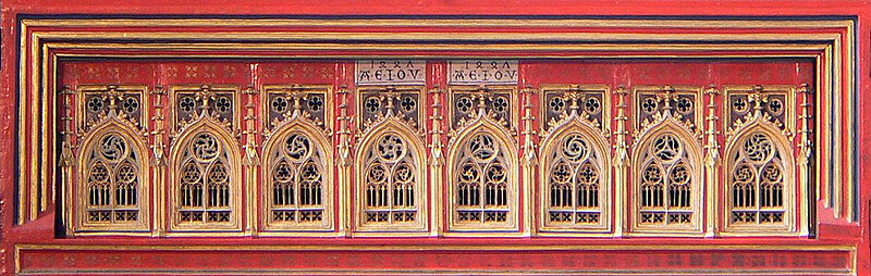 Acht goldene Fensterchen an einem roten Altar