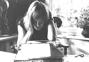 Ingeborg Bachmann über Schreibmaschine gebeugt, Schwarz-Weiß-Fotografie