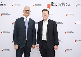 Zwei Menschen posieren für ein Foto. 