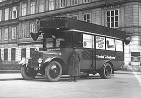 Bus mit Werbeplakat der Firma Czeja & Nissl