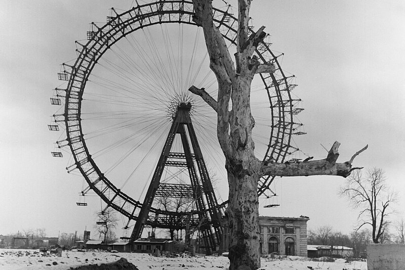 Wiener Riesenrad mit schweren Brandschäden nach dem Krieg