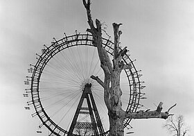 Wiener Riesenrad mit schweren Brandschäden nach dem Krieg